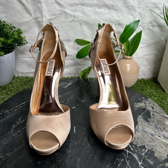 Badgley Mischka Karson Ankle Strap Peep
Toe Pump Ivory Satin women size 9 4.5" - Picture 15 of 17